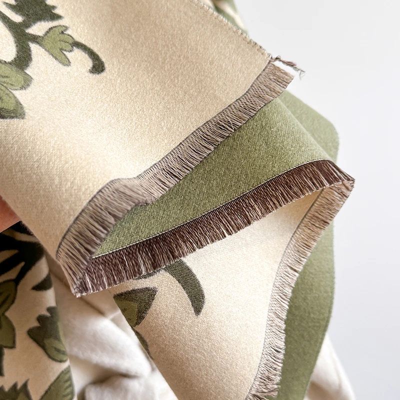 2025, Luxusmarke Damen-Winterschal aus Kaschmir – Pashmina-Schal mit Blumenmuster, Quasten, Bandana und Poncho – Detail 7