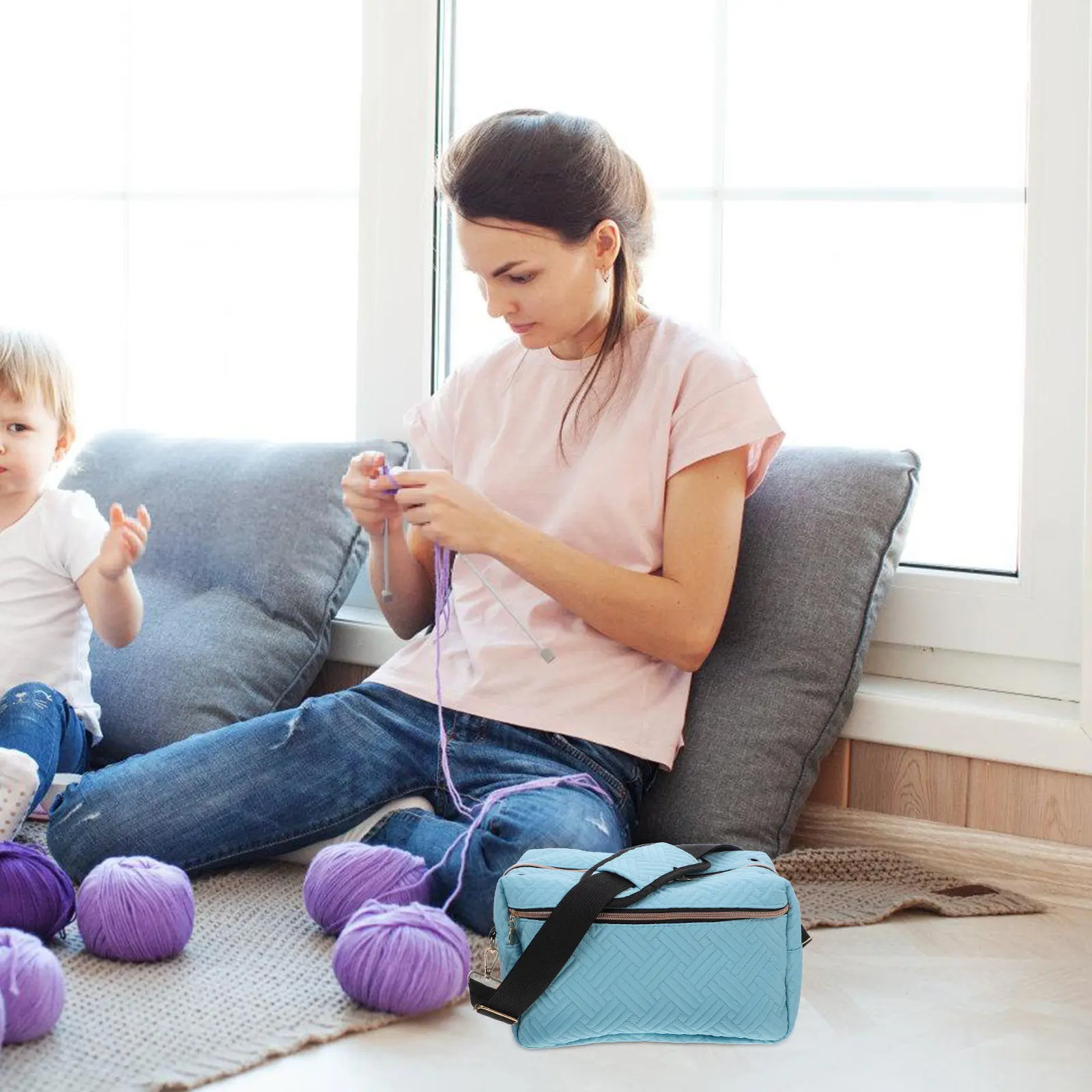 

Вместительная сумка-органайзер для пряжи с отверстиями для протягивания нити, плечевым ремнем и боковыми карманами для вязания крючком, спицами и шитья