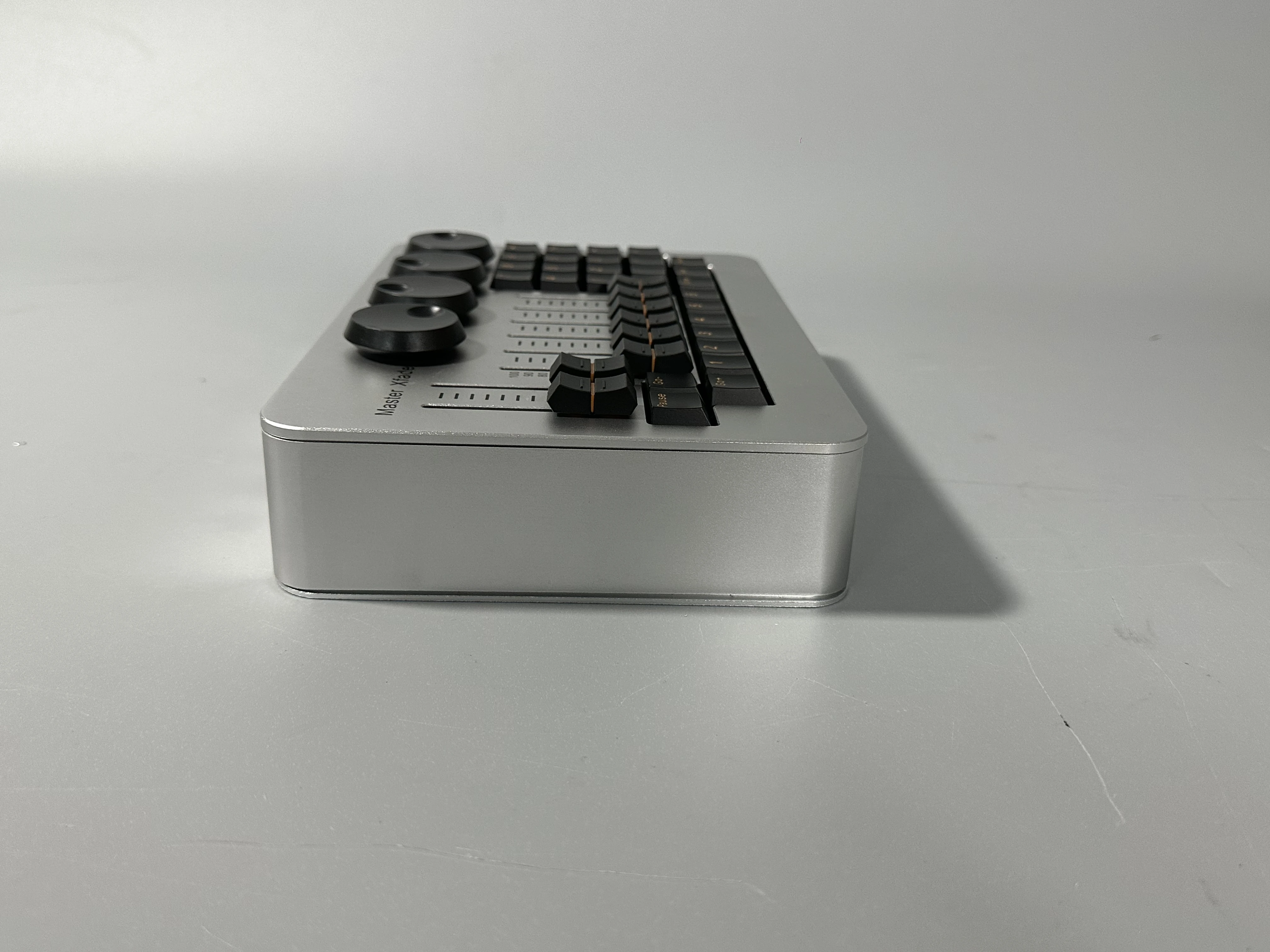 جديد صغير القيادة الجناح المهنية المرحلة ضوء تحكم على PC المرحلة الإضاءة Dmx512 وحدة التحكم الكبرى تأثير الإضاءة الزفاف