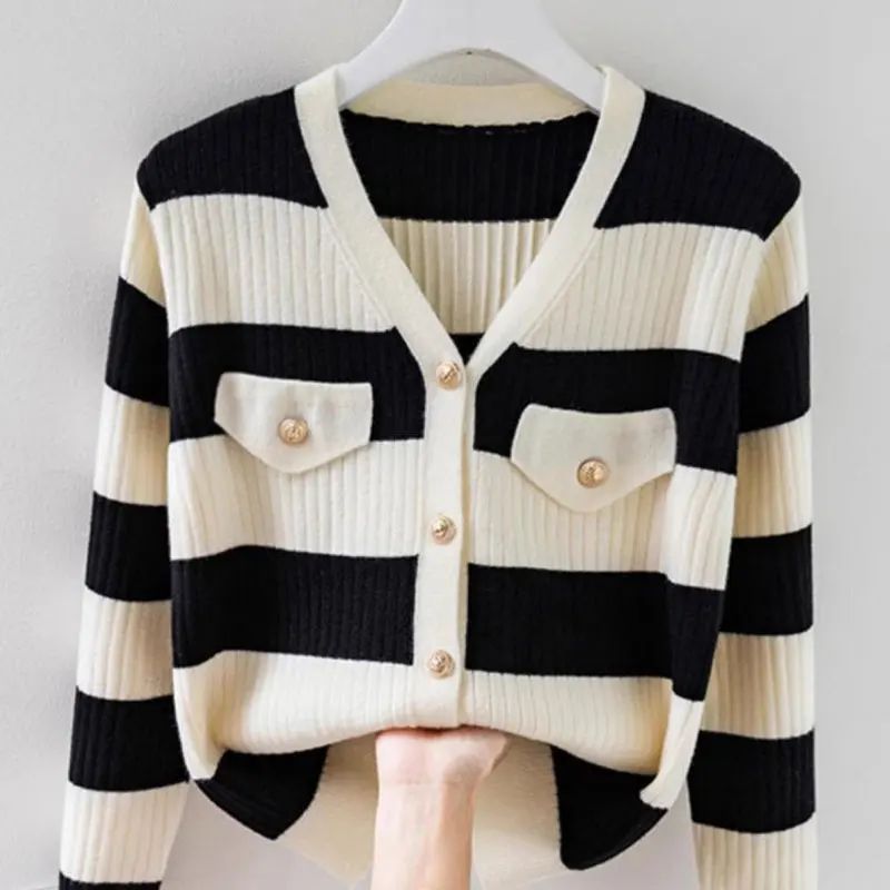 Baju sweater wanita leher V, pakaian wanita musim gugur, musim dingin, tipis, mode, longgar, motif kancing, garis-garis, kardigan rajut, lengan panjang, sweater manis