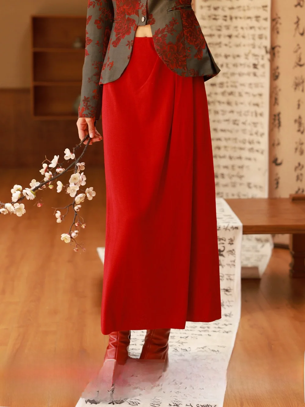 

Красная и черная двухцветная шелковая шерстяная юбка с эластичным поясом для прикрытия живота, универсальная высокая талия, зима 2025 г.