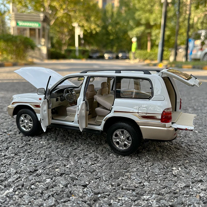 1:18 for Toyota LC100 Land Cruiser off-road vehicle model Car model to send to friends