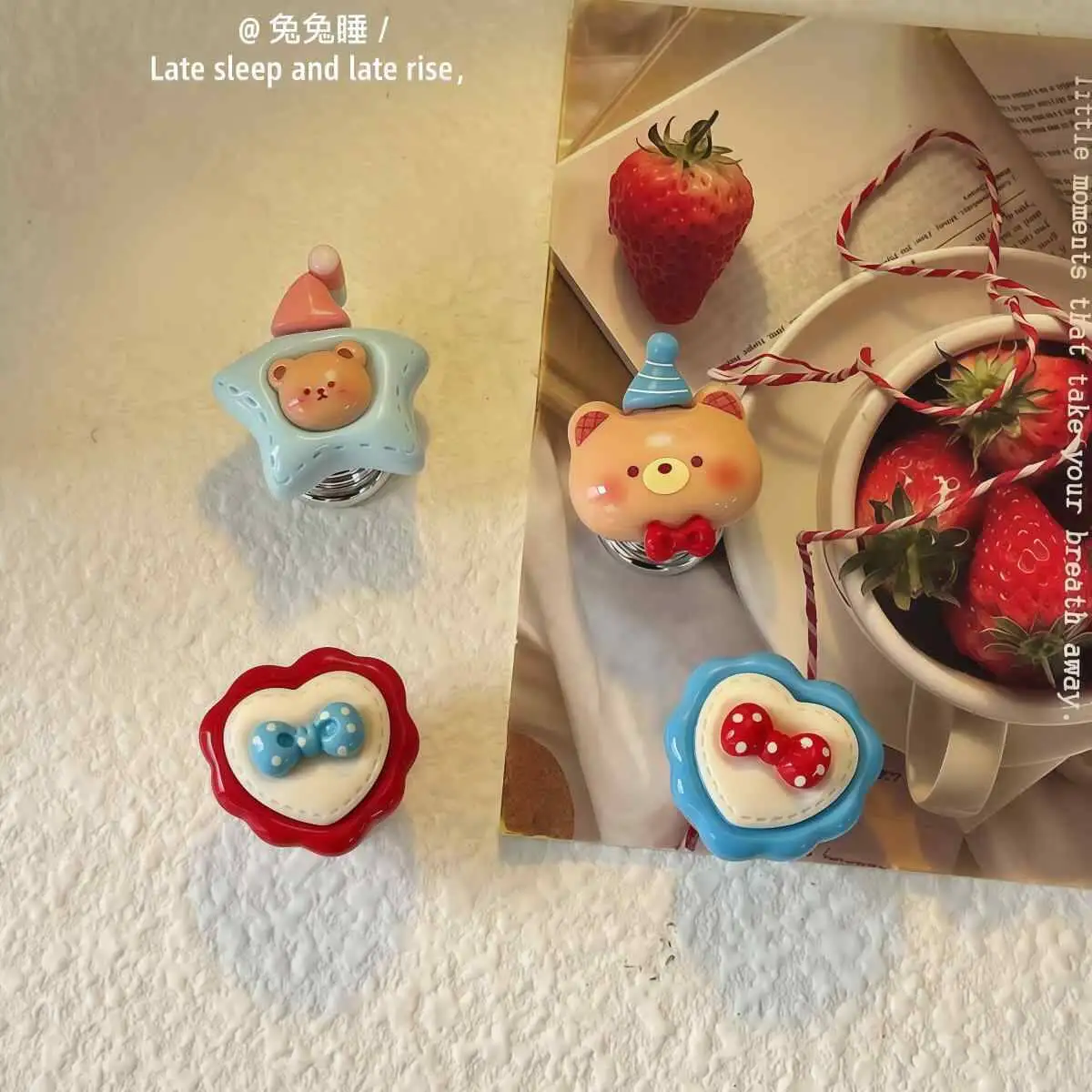 Cute Bear Heart-Shaped Toilet Presser And Lid Lifter Cartoon Creative Decorative Accessory [Includes Dot Adhesive]