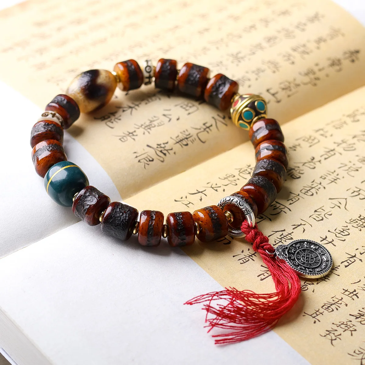 

Tibetan-style bone bracelets, tiger’s tooth beads,Tianzu beads, collectible nine-square tiles and other jewellery and bracelets