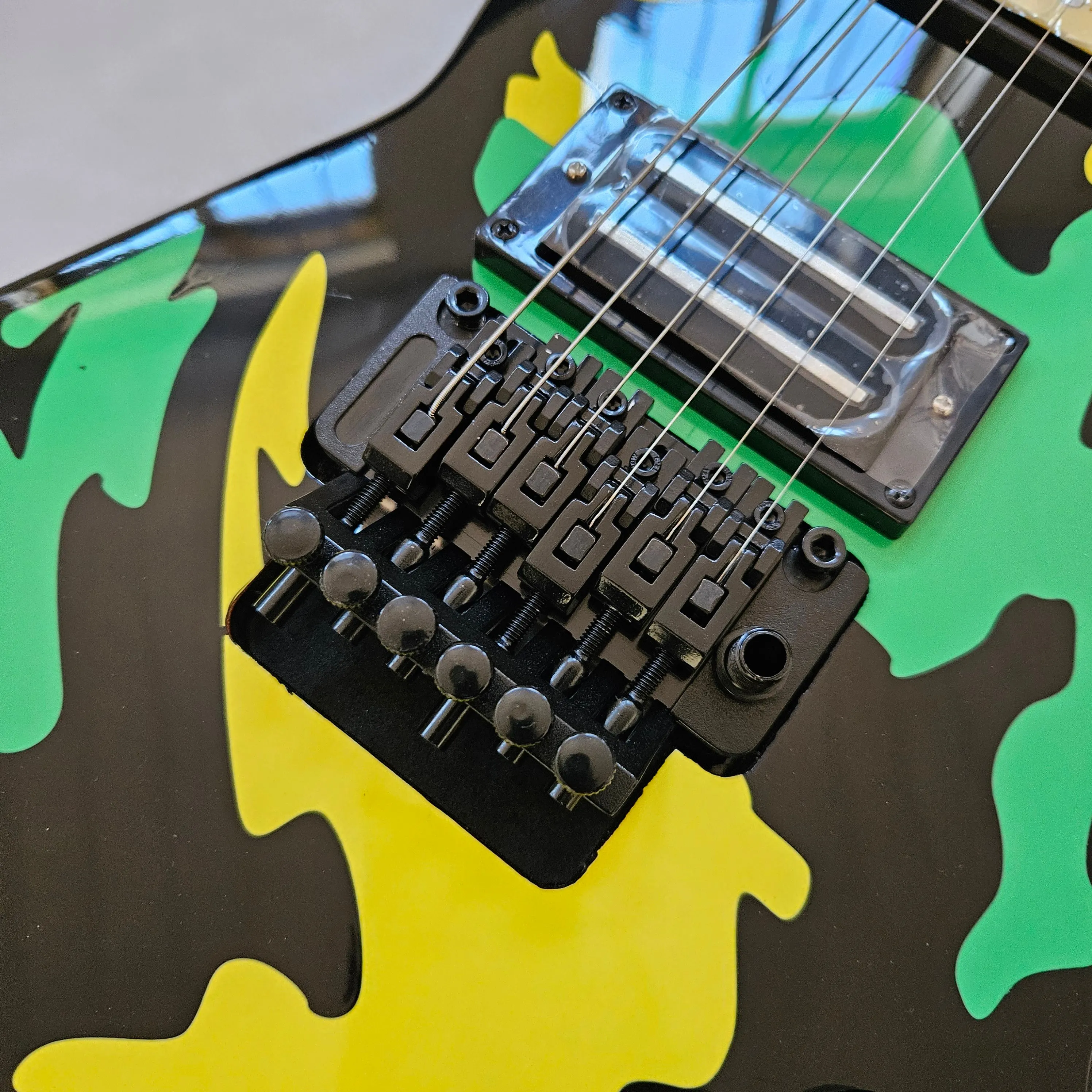 Star Shape Camo Electric Guitar, Black Green Yellow Camo Art, HS Pickups, Double Locking Tremolo, Black Hardware, Premium