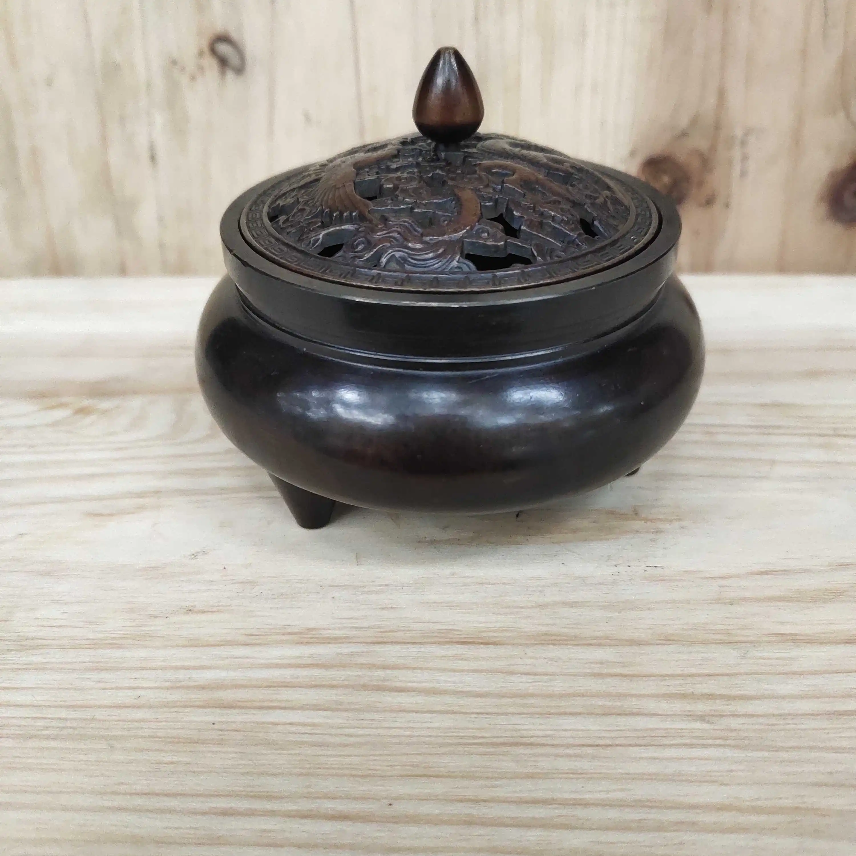 Pure copper tripod Shuanglong incense burner cover has several patterns shipped randomly.