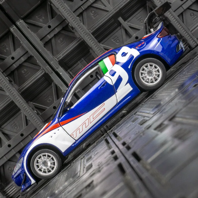 CCA 1:32 Simulatie Maserati MC GT4 legering automodel ornament supercar heeft geluids- en verlichtingsfuncties, rijke details