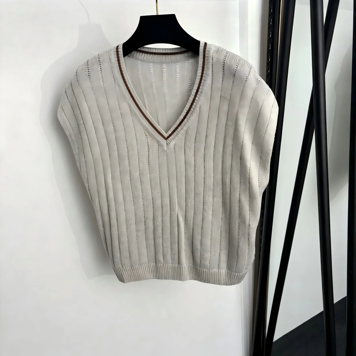2026 High quality new women's clothing vertical bar hollow sleeveless short vest, layered knit shoulder--hb722