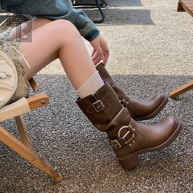أحذية Y2k Western Belt Buckle مكدسة، أحذية متوسطة الطول للنساء، أحذية عصرية بلون موحد