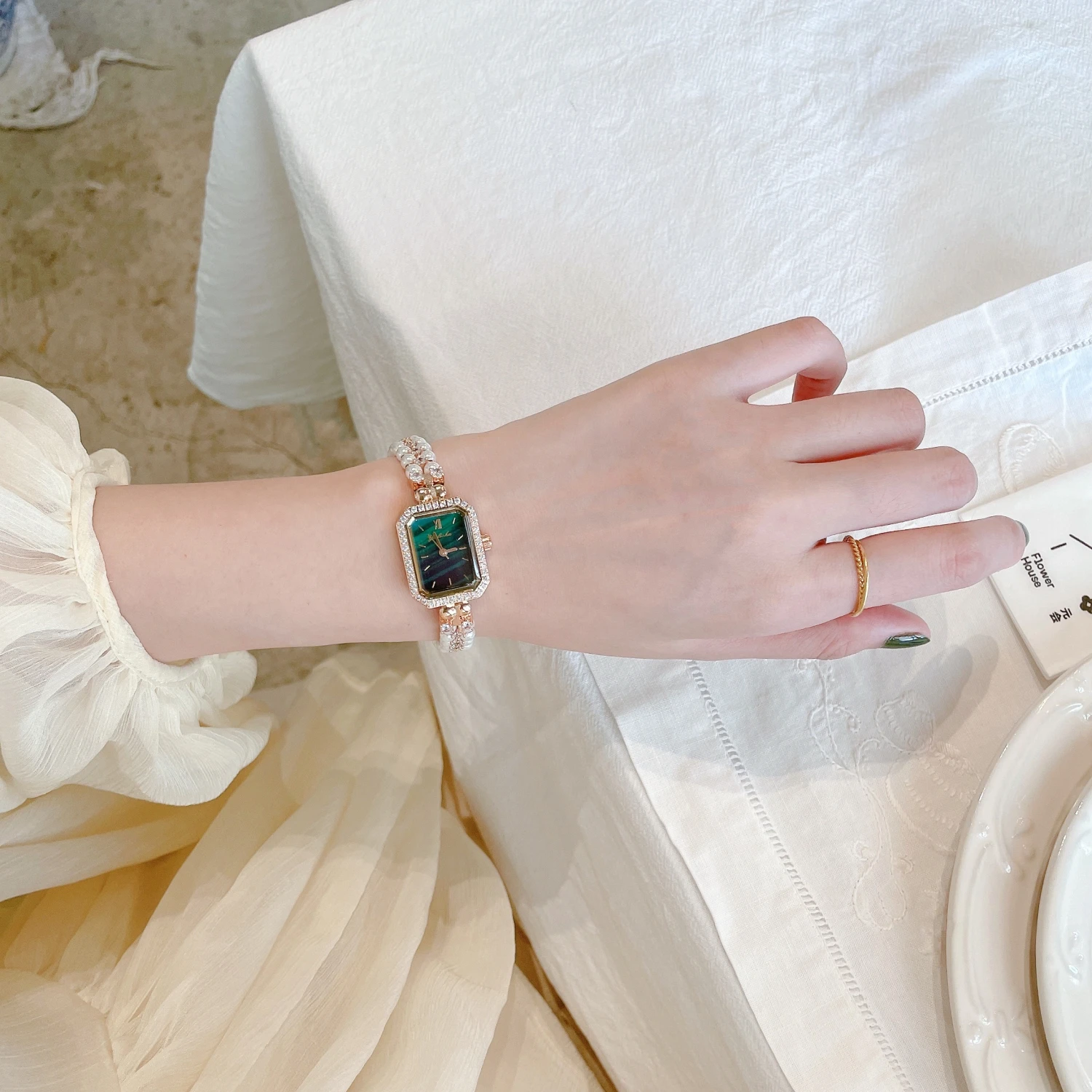 Orologio da donna con cinturino di perle squisito Orologio al quarzo da donna con diamanti pieni di moda di lusso Orologio da donna elegante e casual di lusso