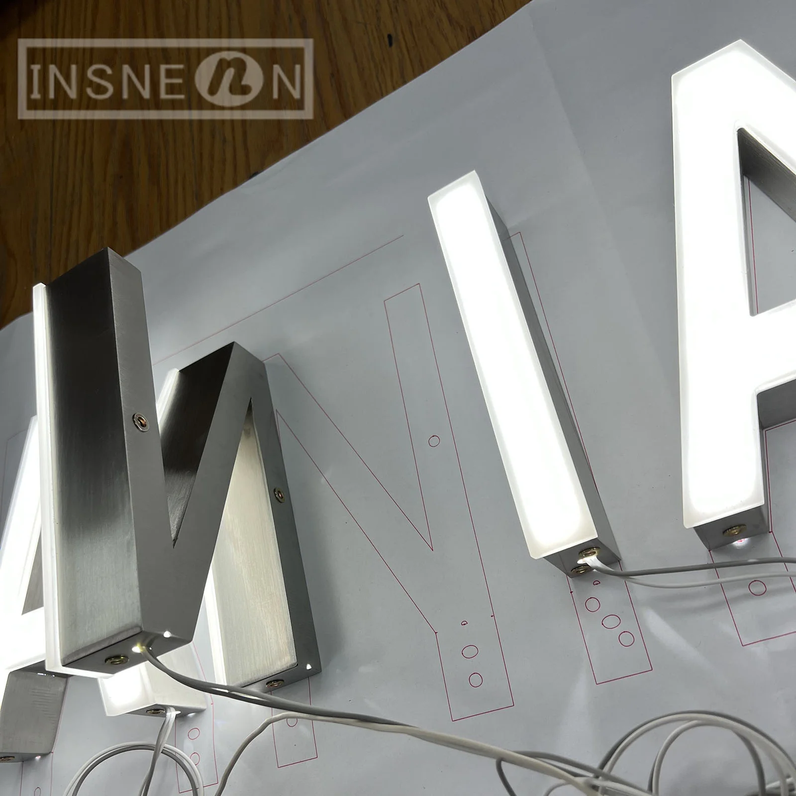 Illuminated Led Signage Frontlit ตัวอักษรอะคริลิค 3D Lighted Letter ร้านอาหารโฆษณาป้ายโลโก้ธุรกิจกลางแจ้ง