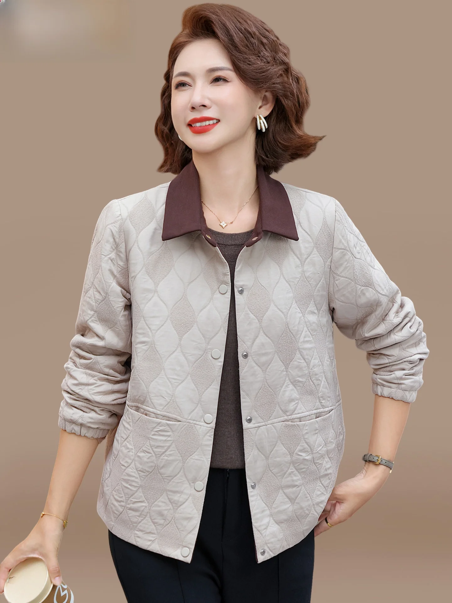 

Новая модная верхняя одежда для женщин среднего возраста (50+) на осень 2025 года: повседневный свободный крой, весна-осень