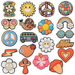 Breloques de chaussures en PVC, adaptées aux bracelets, amour de la paix, fleur, soleil, papillon, escargot, cœur, trou de chambre plus lent, décoration de pantoufle, nouveauté, 1PC
