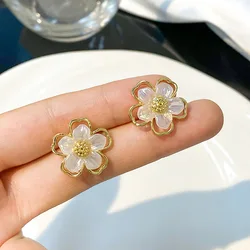 2024 New White Acrylic Flower Stud Earrings for Women Gold Color Side Hollow Floral Small Earrings Korean Cute Ear Decoration