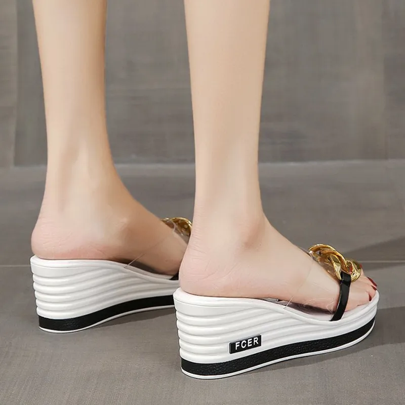 2025 جديد إمرأة أسافين منتصف الكعب النعال الصيف سلسلة موضة الشرائح شفافة الرياضة فستان الشاطئ صنادل سيدات الوجه بالتخبط مضخات