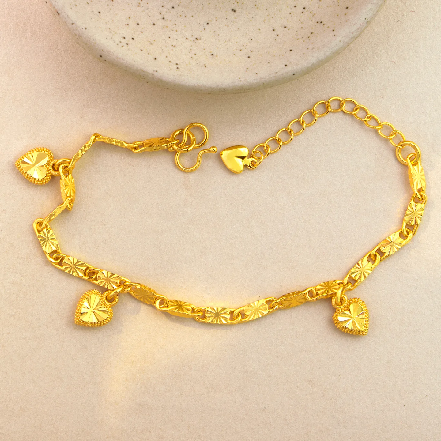 

Роскошный женский браслет из чистого золота 24K 9999 пробы, новый, с лазерной гравировкой в форме сердца, легкий люксовый дизайн, браслет в форме сердца.