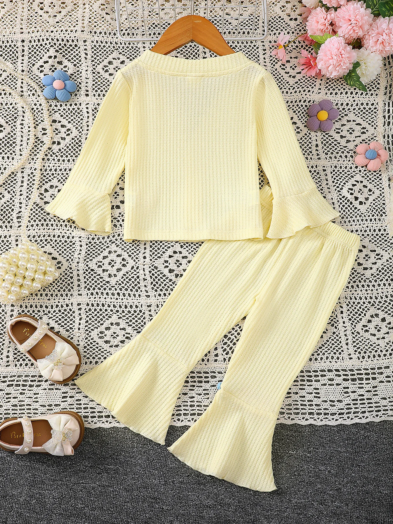 Girls' Spring and Autumn Three-Dimensional Floral Knit Two-Piece Set, 0-3 Years Old Infant Sweet Yellow Ribbed Cardigan and Flared Pants Set, Cute Princess Style for Home and Outing, Versatile Cute Floral Outfit Children's Clothing