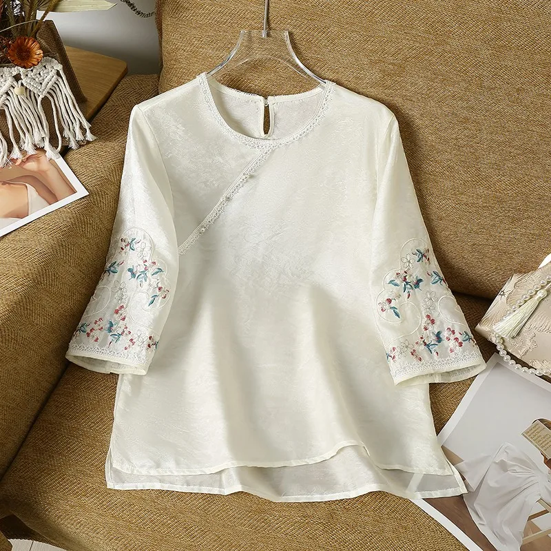 Camisa de Verão com Decote Redondo Estilo Chinês, Manga Três Quartos, Bordado Floral, Blusa Vintage Feminina com Bordado
