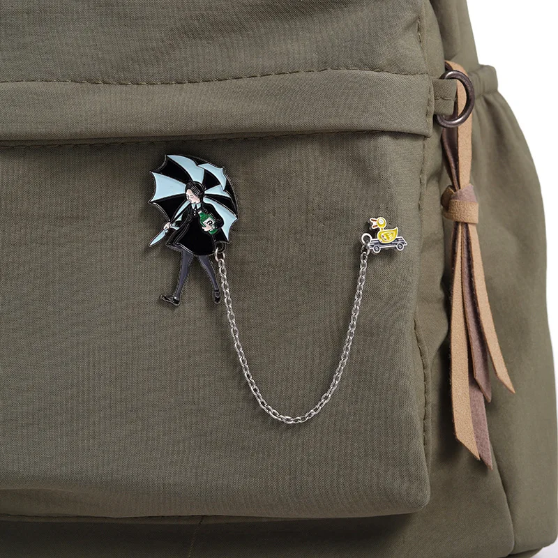 الكرتون سلسلة ربط الفن المينا بروش لطيف فتاة صغيرة مع مظلة ظهره شارة التلبيب دبابيس مجوهرات هدايا للرجال النساء