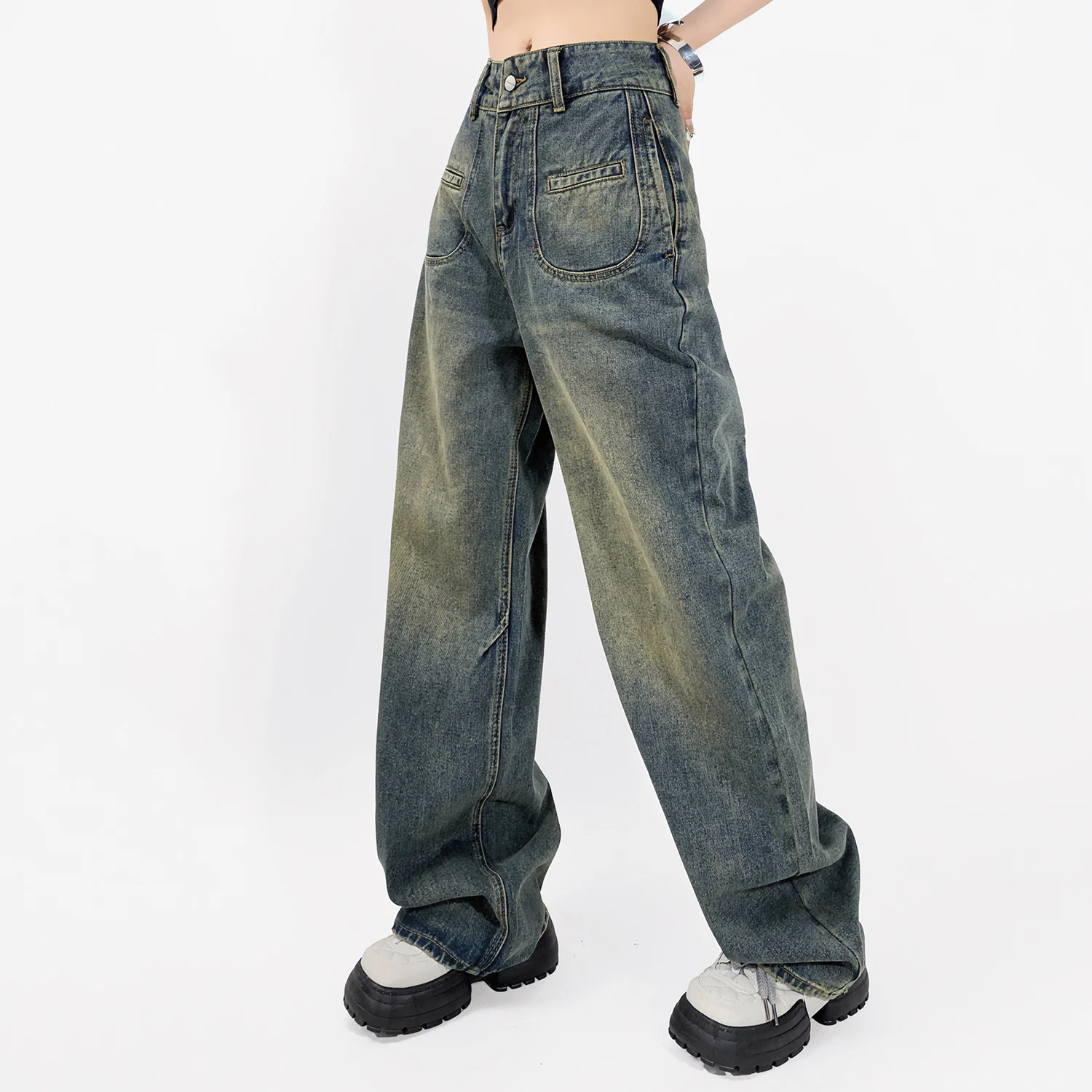 

Женские потертые джинсы с широкими штанинами — свободный крой с высокой талией и практичными карманами