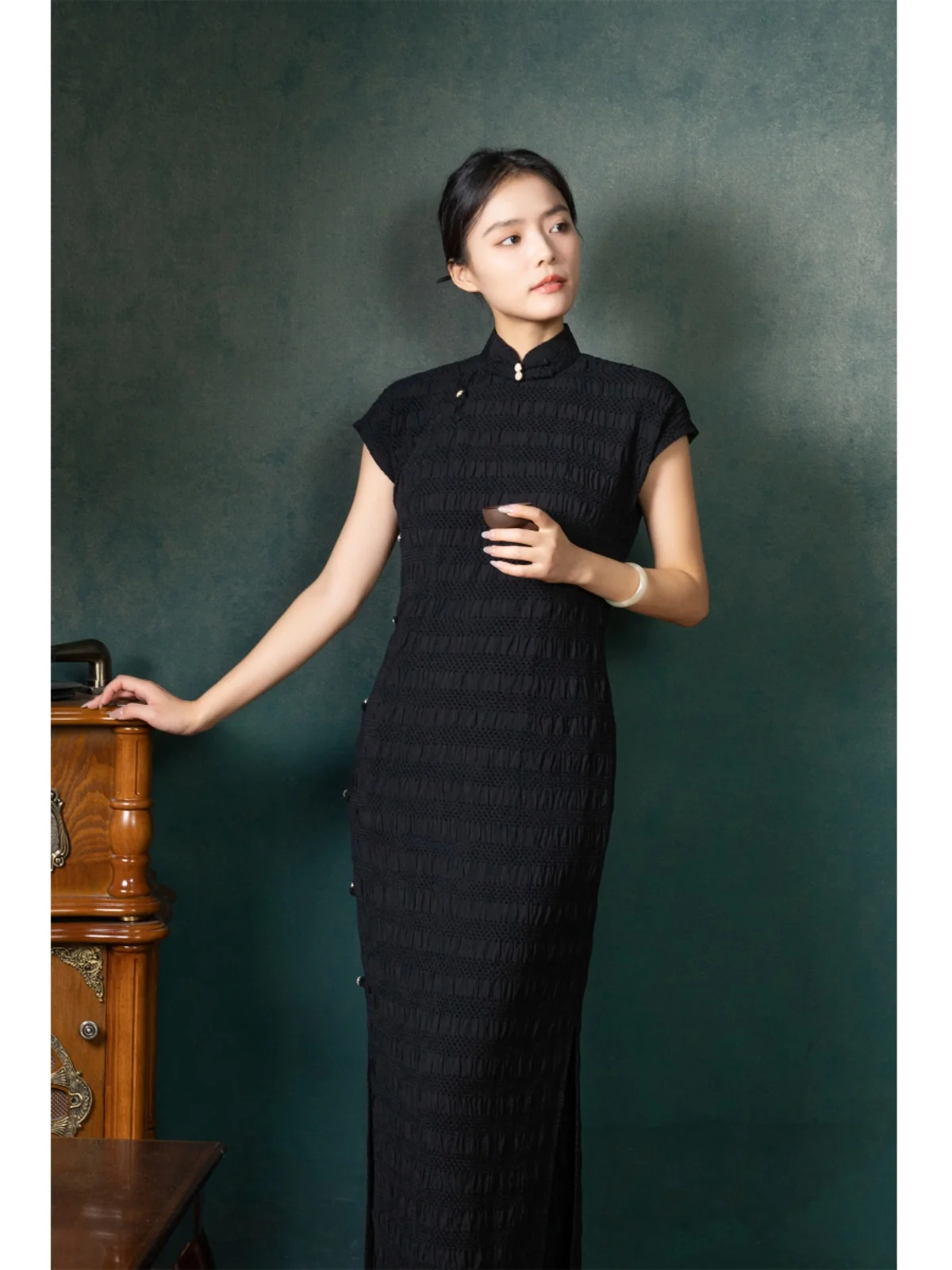 

Elegant Black Slimming Summer Style with Flat Shoulder Sleeves Fashionable Stretchable Daily Wear Silk Material