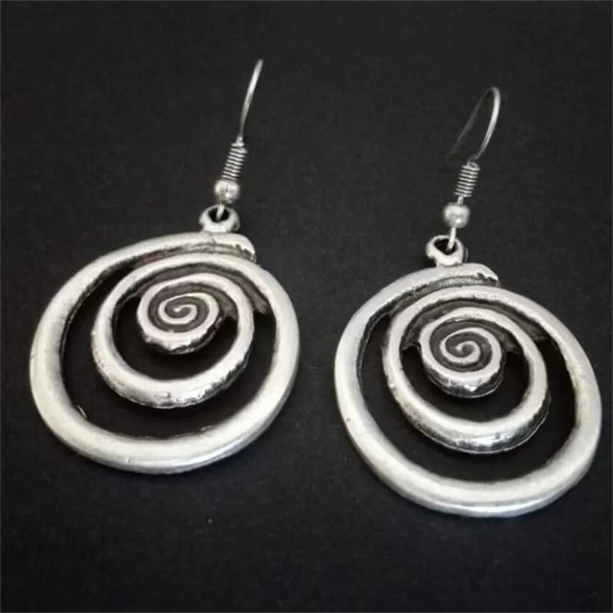 Pendientes colgantes en espiral con geometría Retro redonda de Metal de Color plateado étnico para mujer, accesorio de joyería de estilo antiguo de moda