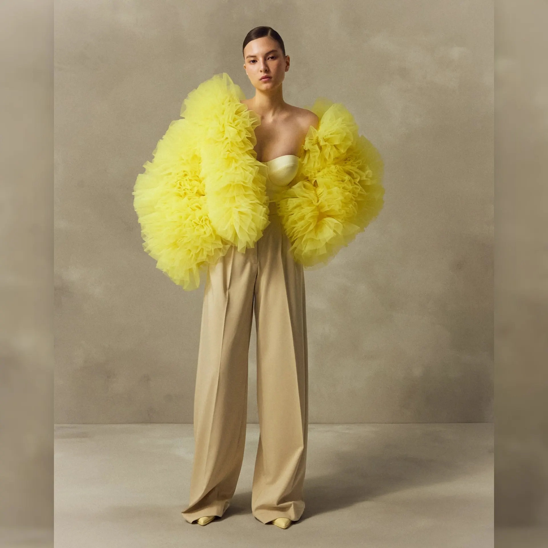 

Роскошный желтый пуховик-накидка из тюля с рюшами, объемный пуховик с пышными плечами, модный акцентный элемент для свадьбы и вечеринок, авангардный стиль