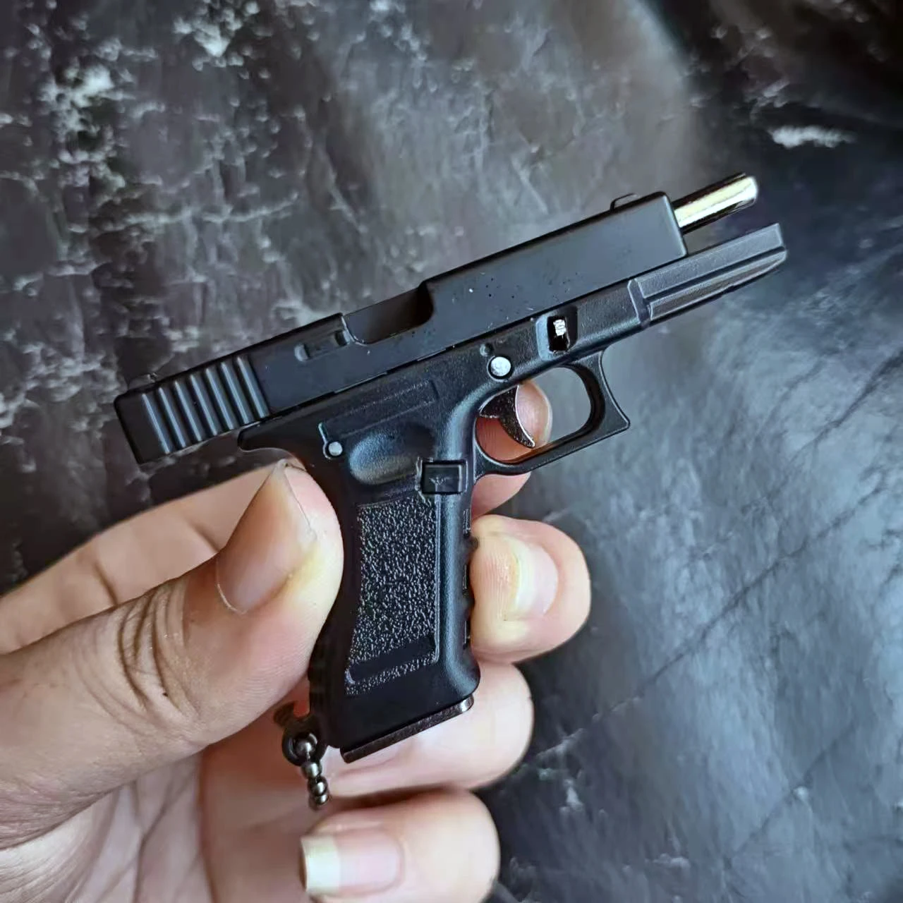 Gorący półstop 1:3 pistolet Model metalowy Mini G17 pistolet zabawkowy odpinany DIY brelok wisiorek ozdoby zabawka dla dzieci