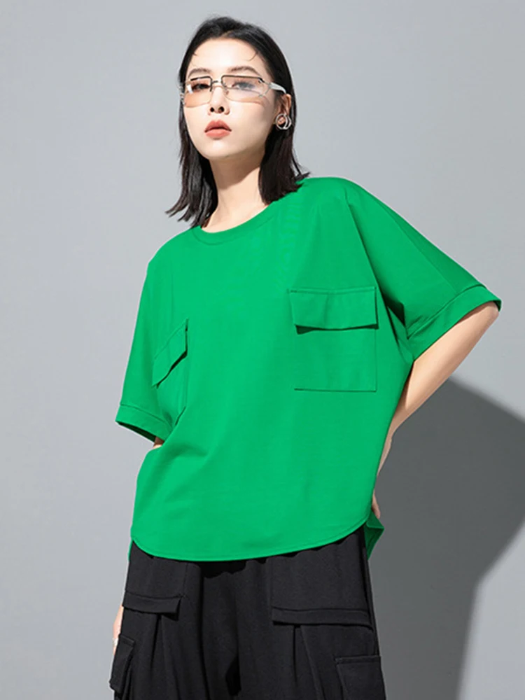 [EAM] Women Green Pocket Big Size Casual T-shirt New Round Neck Three-quarter Sleeve Fashion Tide Spring Autumn 2024 1DH5951