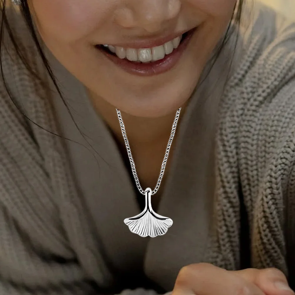 

Ginkgo Leaf Clavicle Chain Necklace for Women Pendant Aesthetic Jewelry Gift Perfect for Everyday Wear and Special Occasions