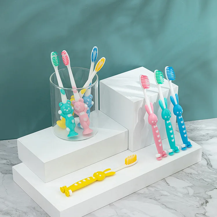Spazzolino da denti professionale per bambini da 4 pezzi per la cura delle gengive, setole antibatteriche al carbone di bambù, manico corto sicuro e design carino