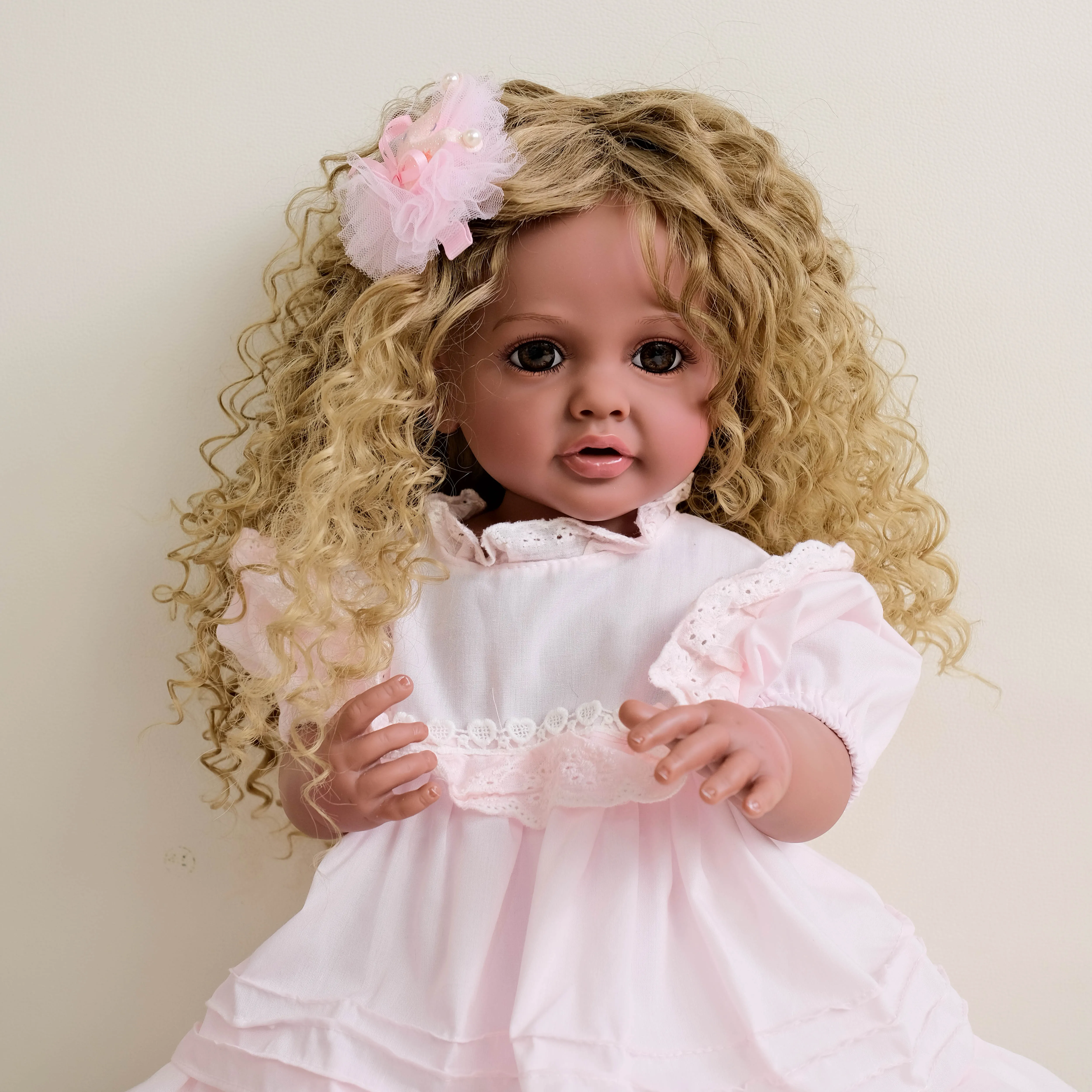 NPK 22 inch Betty Levensechte Siliconen Reborn Pop Full Body Krullend Haar Meisje Speelgoed 3D Bruine Huid Cadeau voor kinderen