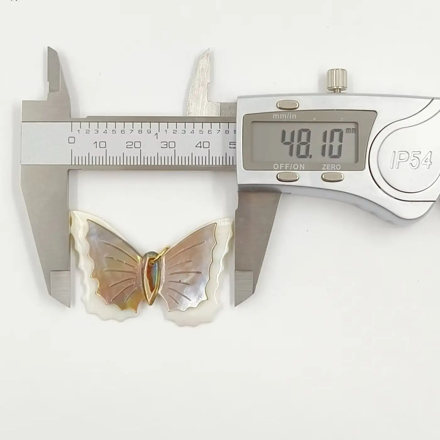 WT-JP462 Personality Fashionable Style Natural Shell Pink And Grey Patchwork Vivid Butterfly Shape Smooth Texture Pendants