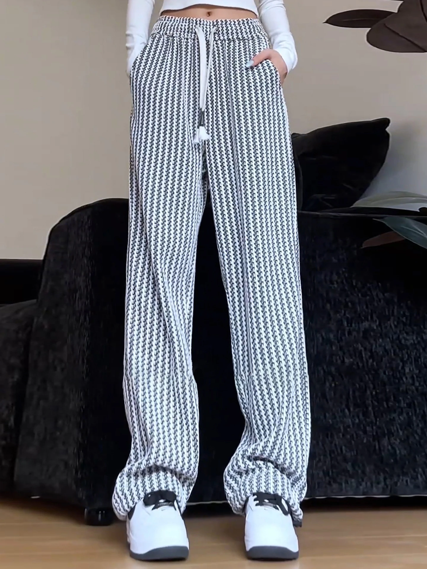 

Белые брюки с полосками в виде рыбьей кости, свободные, прямого кроя, мужские повседневные спортивные штаны, осенние широкие брюки Cleanfit, в стиле Lazy Style