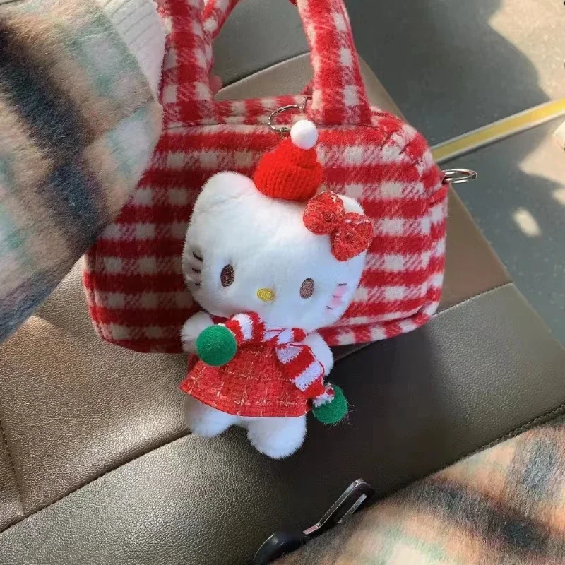 Kawaii rot kariert Hallo Kitty Weihnachtsmütze Dress Up Plüsch Puppe Schlüsselanhänger Dekoration Sanrio Cartoon Rucksack Anhänger Kinder Spielzeug Geschenk