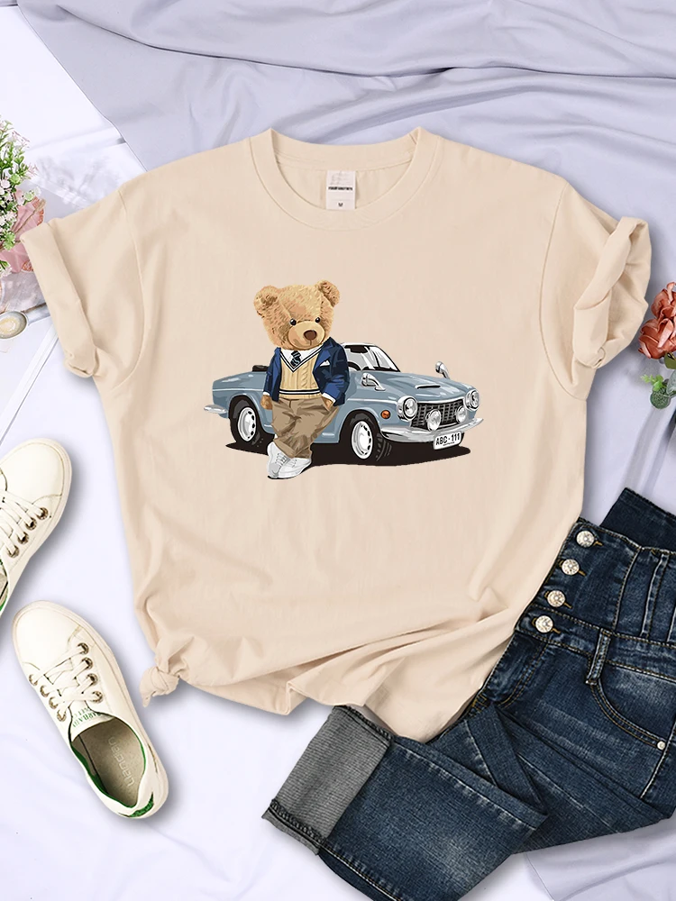 Teddy Bear Beside The Car T Shirt Women Street Vintage Harajuku Tshirt O-Neck Casual Cool Short Sleeve Sport Hip Hop Tee Clothes