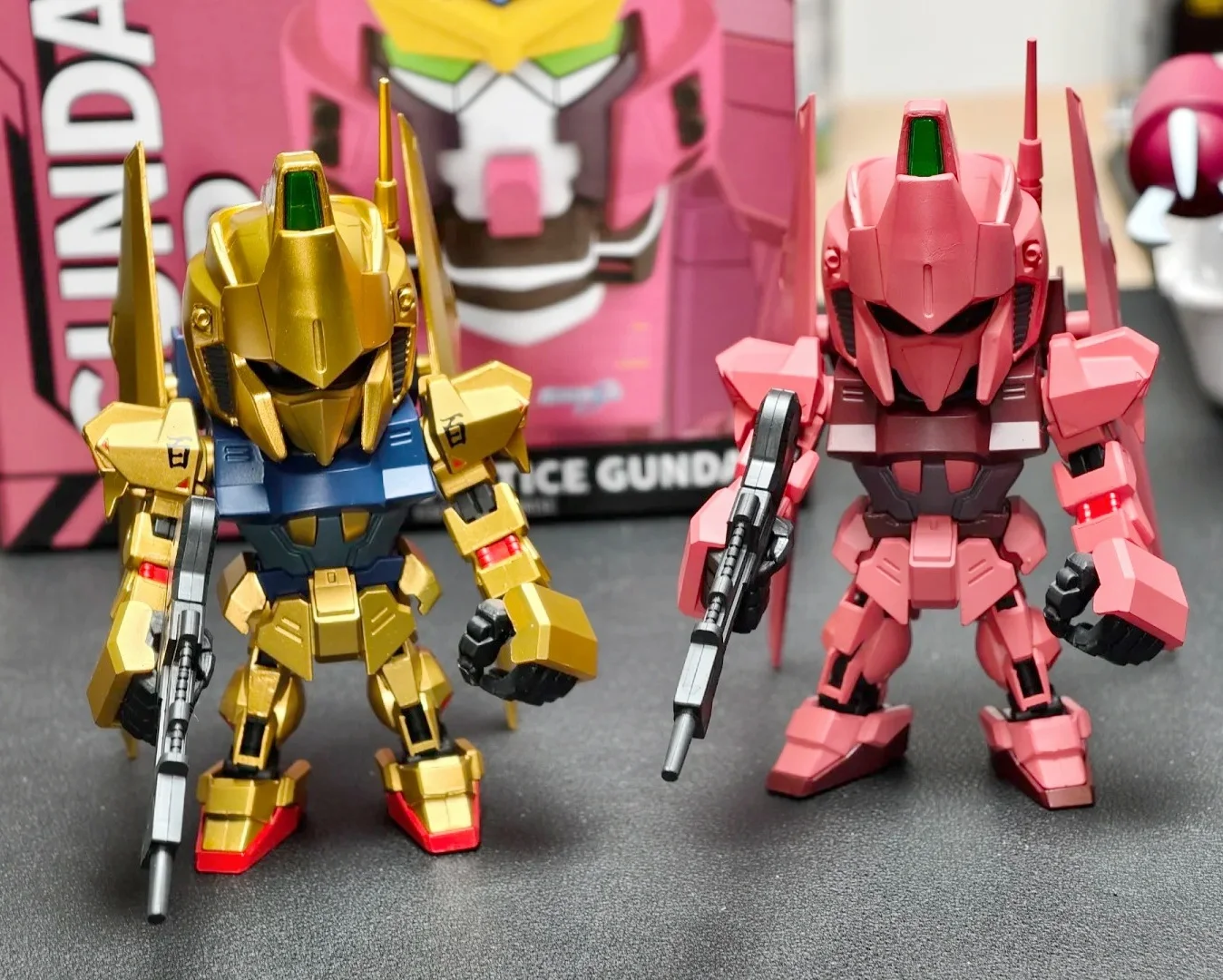 Novo em estoque qmsv mini char sazabi gundam portátil guerreiro móvel ornamento animação presente periférico