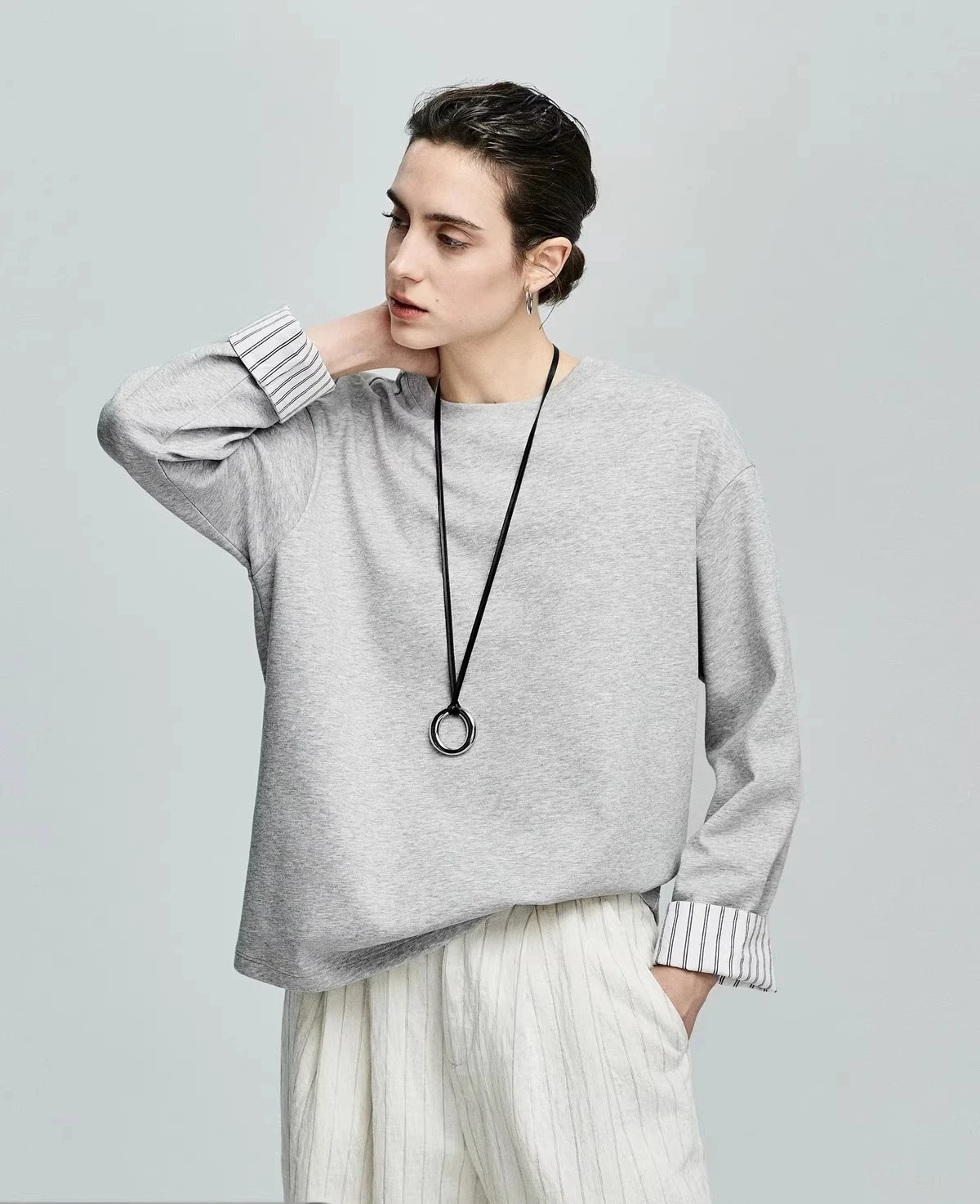 

Long-sleeved T-shirt with fallen shoulders female Spring 2025 Color-blocking stripes Roll up the sleeves Two fakes