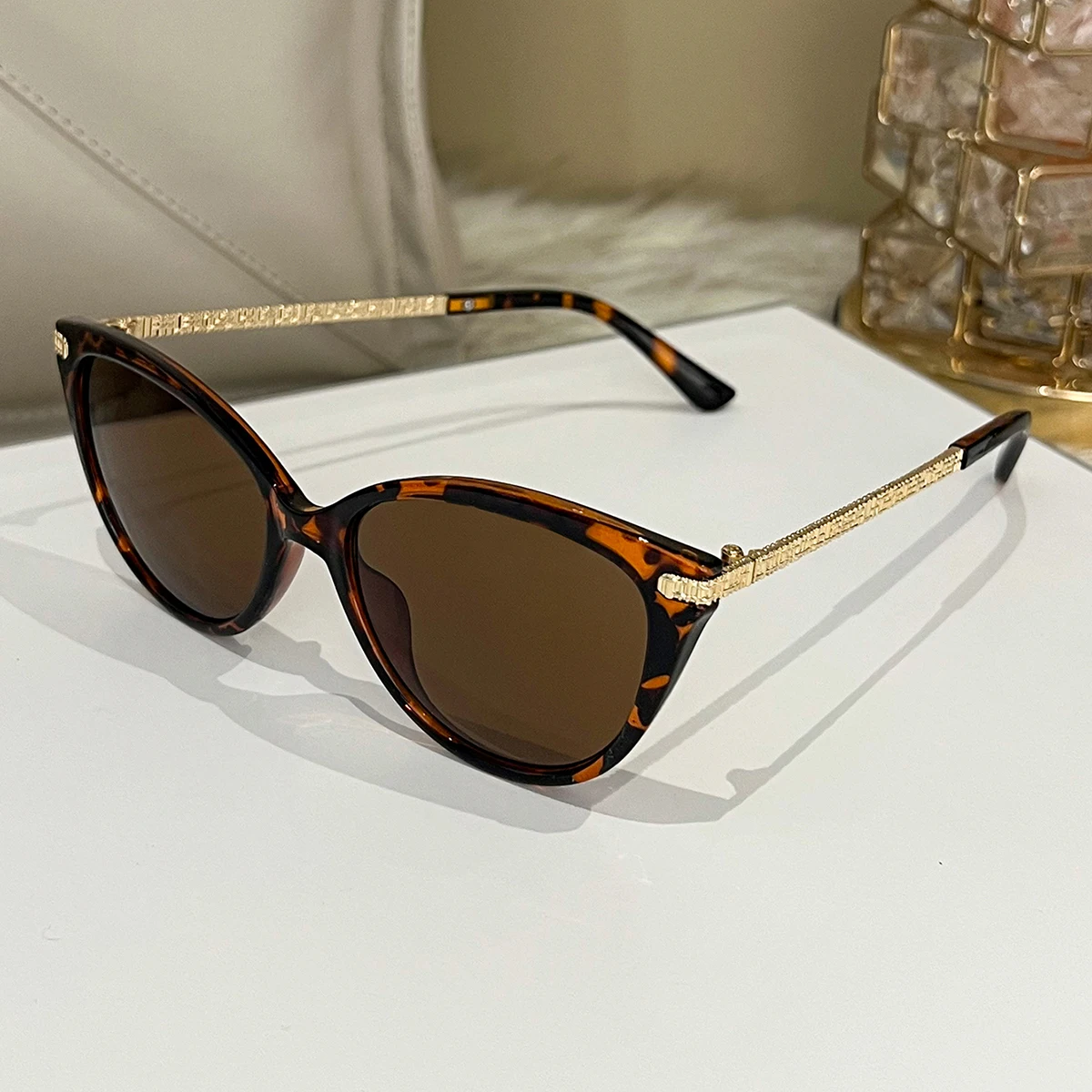 แว่นตาแฟชั่นทรงแคทอายสไตล์เรโทรมินิมอล พร้อมปลายขาแว่นตกแต่ง เหมาะสำหรับสวมใส่ในชีวิตประจำวัน ถ่ายภาพ และขับรถ