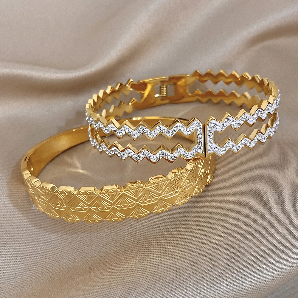 

DODOHAO Classic Hollow Spike Rhinestone Stainless Steel Bracelet for Women Shiny Gold Plated Waterproof Cuff Bangle Holiday Gift