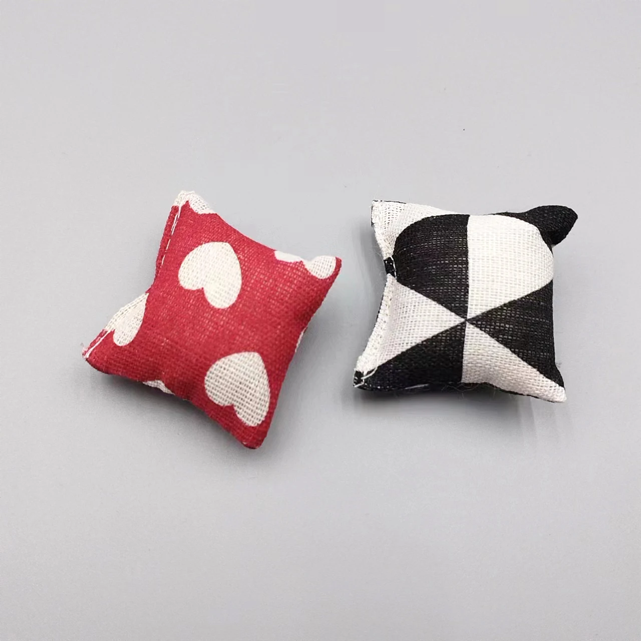 2pcs/set Cute Mini Dollhouse Sofa Cotton Pillow Simulative Miniature Play House Decoration for 1/6 and 1/12 Figures Dolls