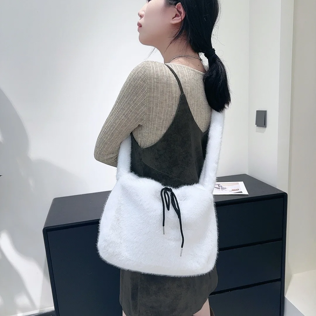 Autumn and Winter Fashion Foreign Style Large Capacity Armpit Bag New Plush Tote Bag Korean Version Ins Trendy Women's Bag Lazy