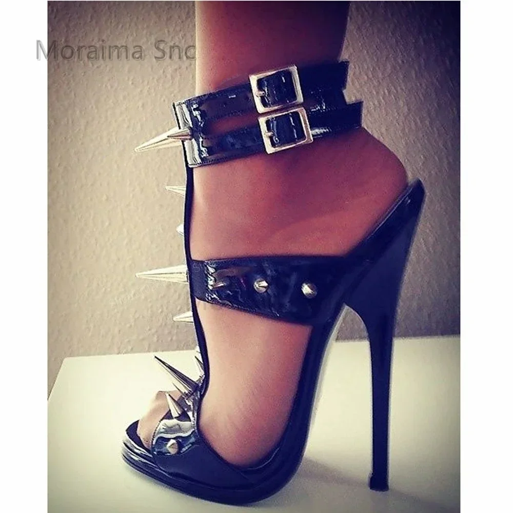 

Сексуальные черные лакированные кожаные сандалии на шпильке с заклепками для женщин, летняя обувь на высоком каблуке с металлической пряжкой в стиле панк, обувь для вечеринок