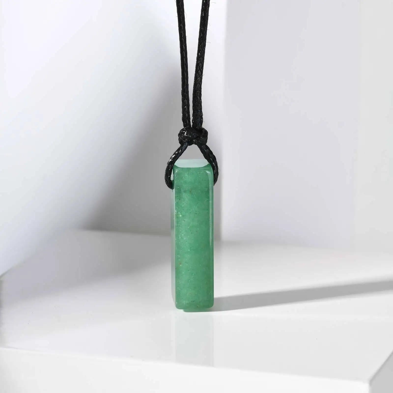 Grüne Heil-Naturstein-Halskette für Männer, Zylinder-Anhänger mit schwarzem Leder-langem Wachsseil-Kragen, Pullover-Kette als Geschenk – Detail 1