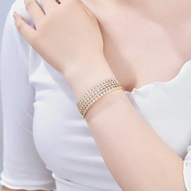 سوار من سبائك النحاس على الطراز الأوروبي والأمريكي مطلي بالذهب عيار 14 قيراط، مرصع بالزركون - بسيط وعصري وجريء وفريد من نوعه