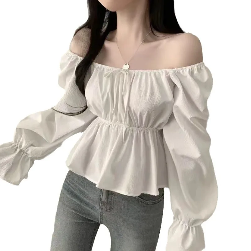 Camicetta da donna 2025 Nuova estate con spalle scoperte Dolce colletto laterale Cravatta in vita Camicia a maniche svasate pizzicata Abbigliamento donna Xfsp