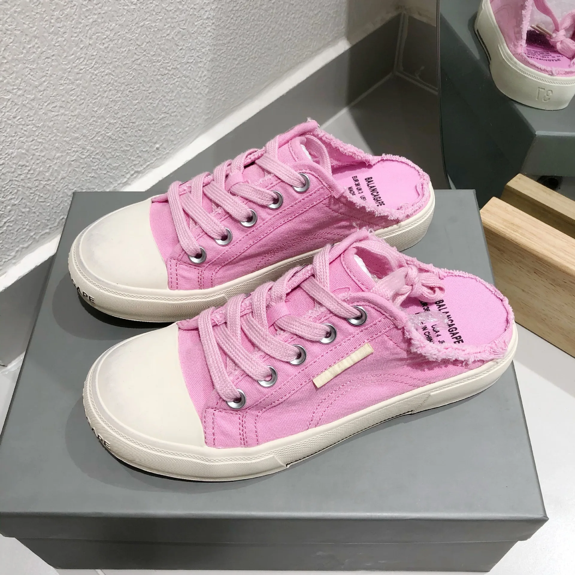 2026 High Street New Couple Low-top Imitation Old Canvas Shoes Designer Men and Women Thick-soled Strapped Leisure Sports Shoes