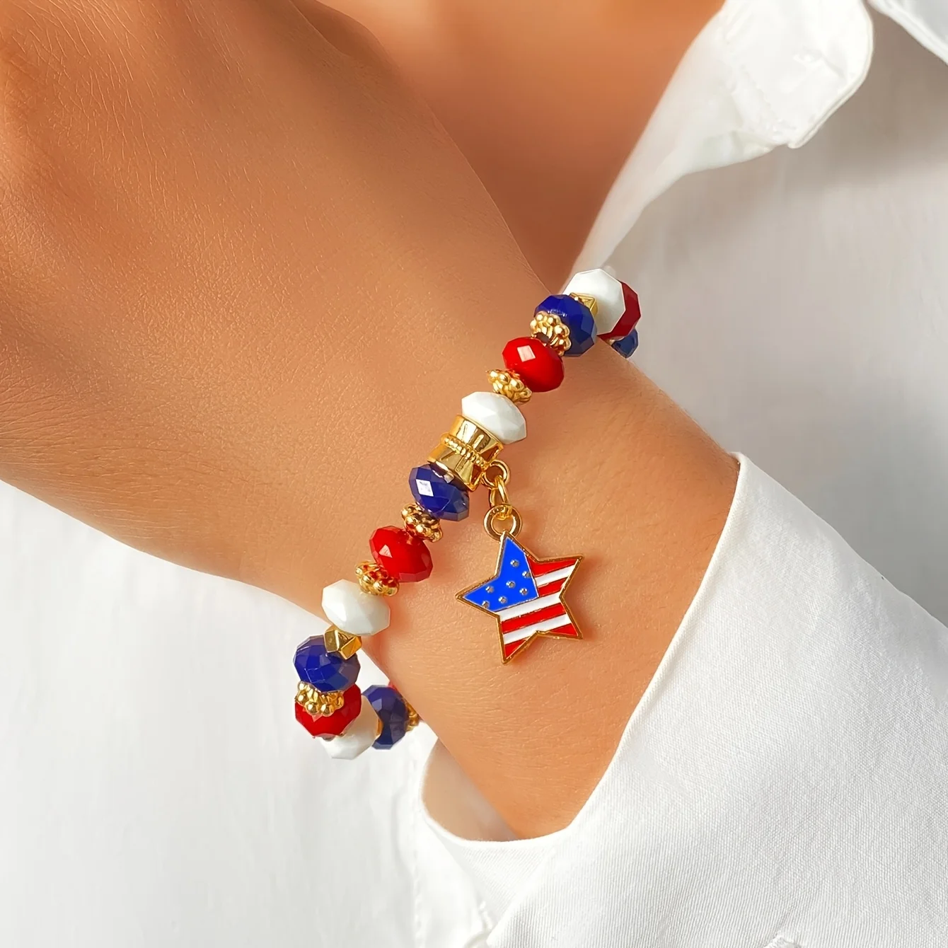 

1-piece bracelet, simple red, blue and white, USA flag style, five-pointed star pendant, exquisite personality, fashionable and high-quality bracelet.