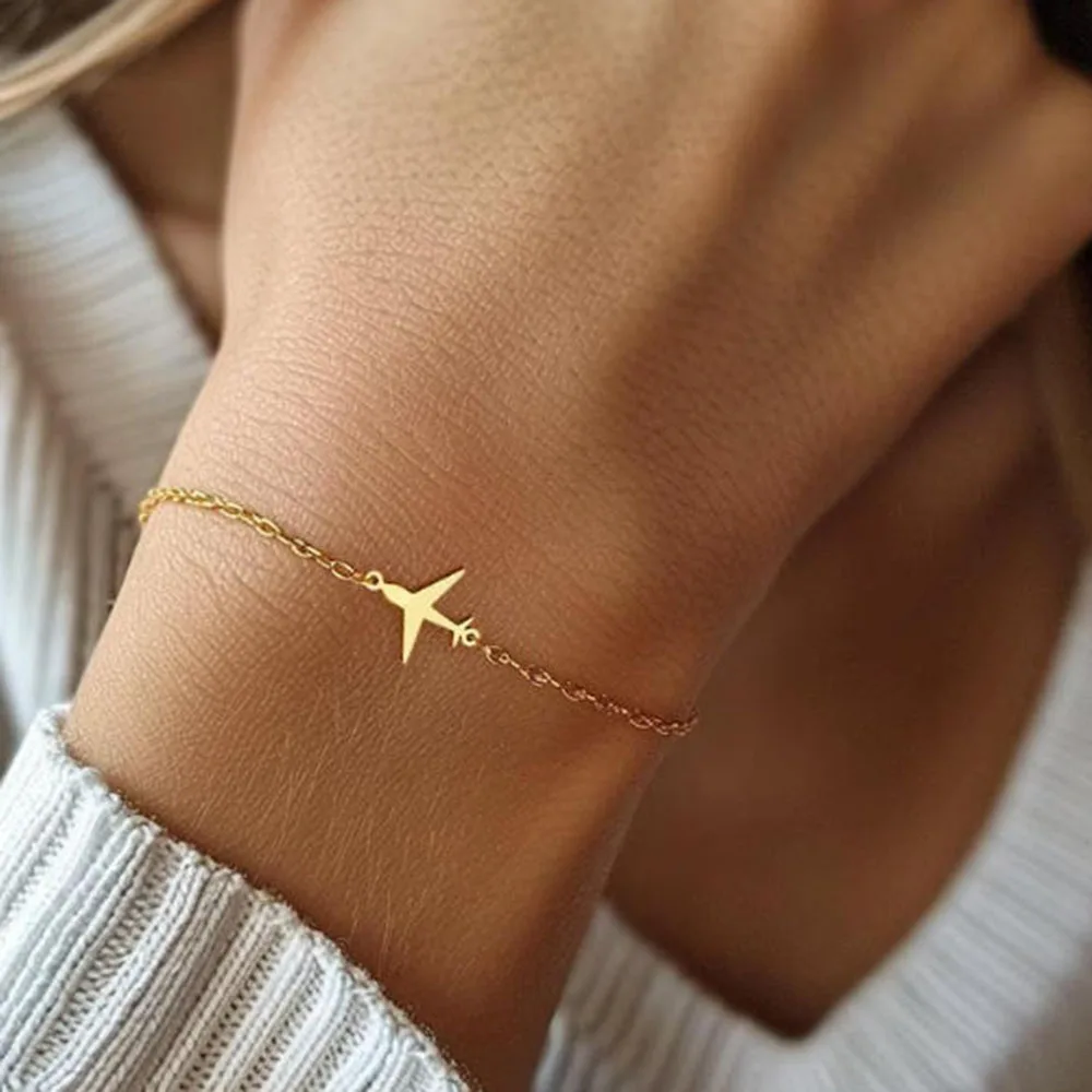 

Изысканный браслет в виде самолета: позолоченное 14-каратным золотом украшение в авиационном стиле.