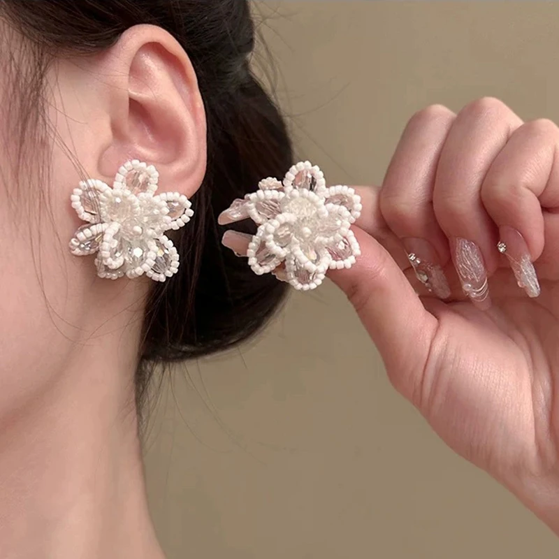 Pendientes de flores de perlas de imitación de circón, nuevos pendientes Y2K dulces de alta gama, pendientes de temperamento únicos de lujo ligeros de Camelia francesa